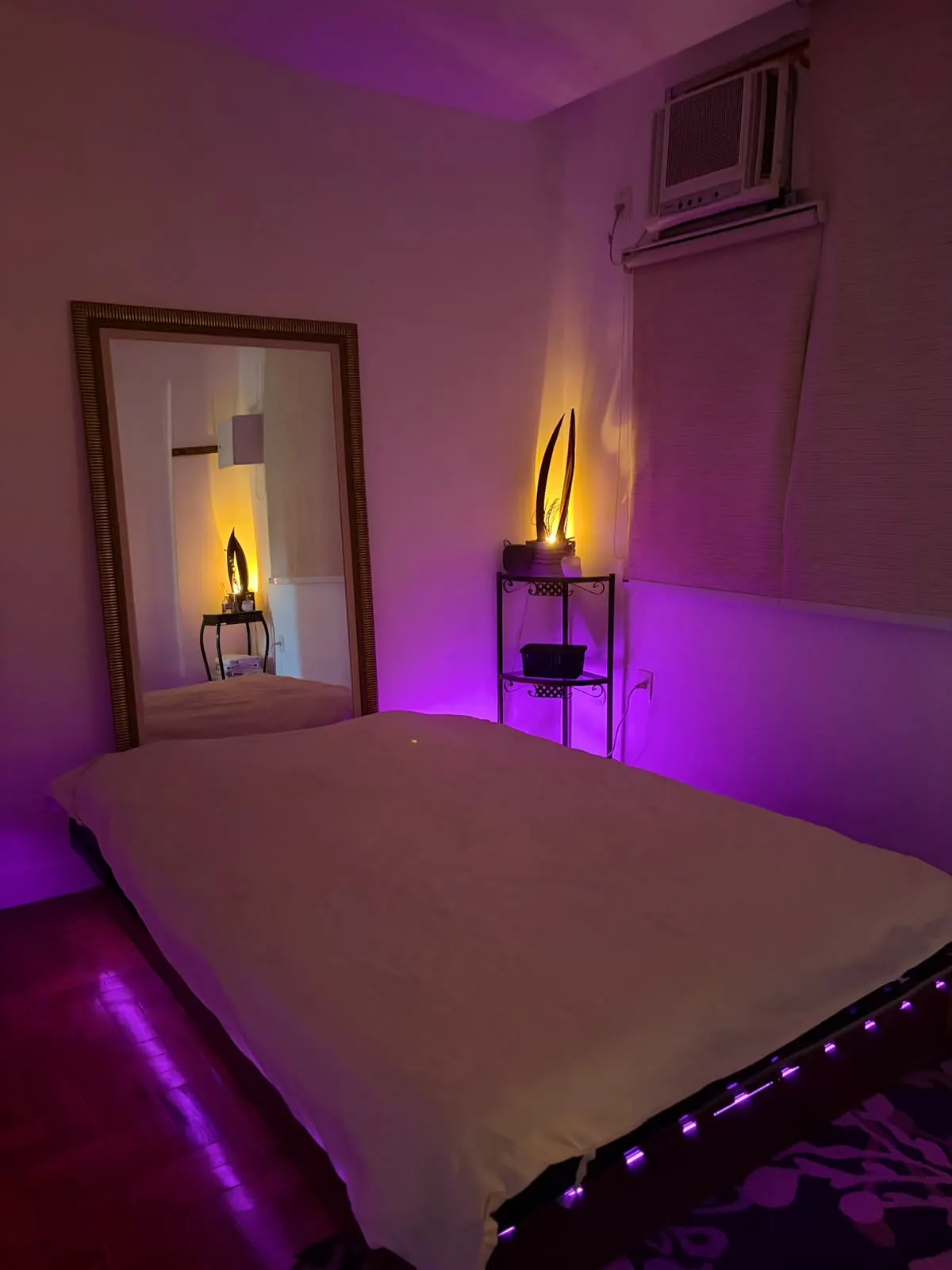 Suíte com iluminação suave e cama preparada