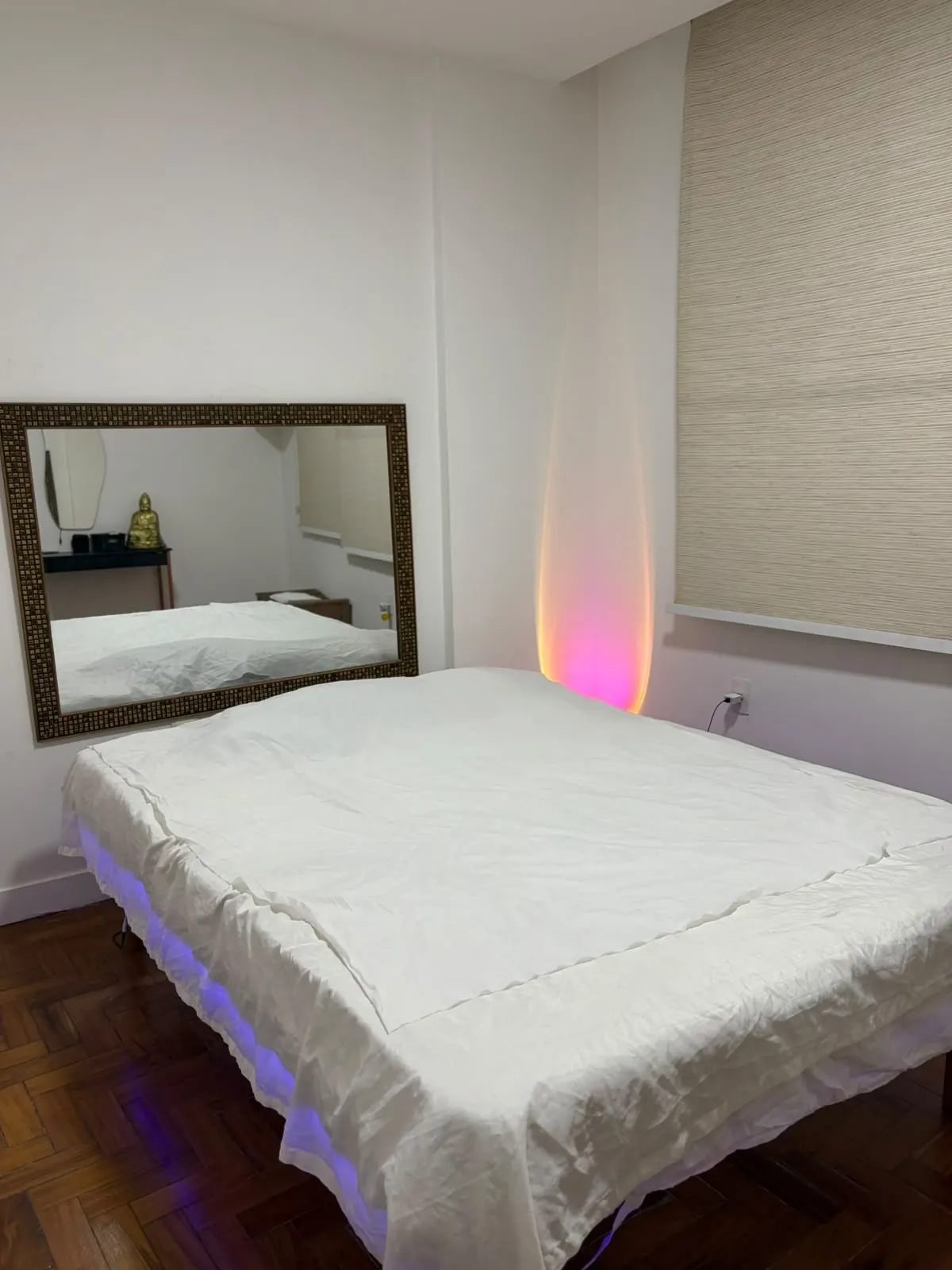 Suíte com luz indireta e espelho amplo