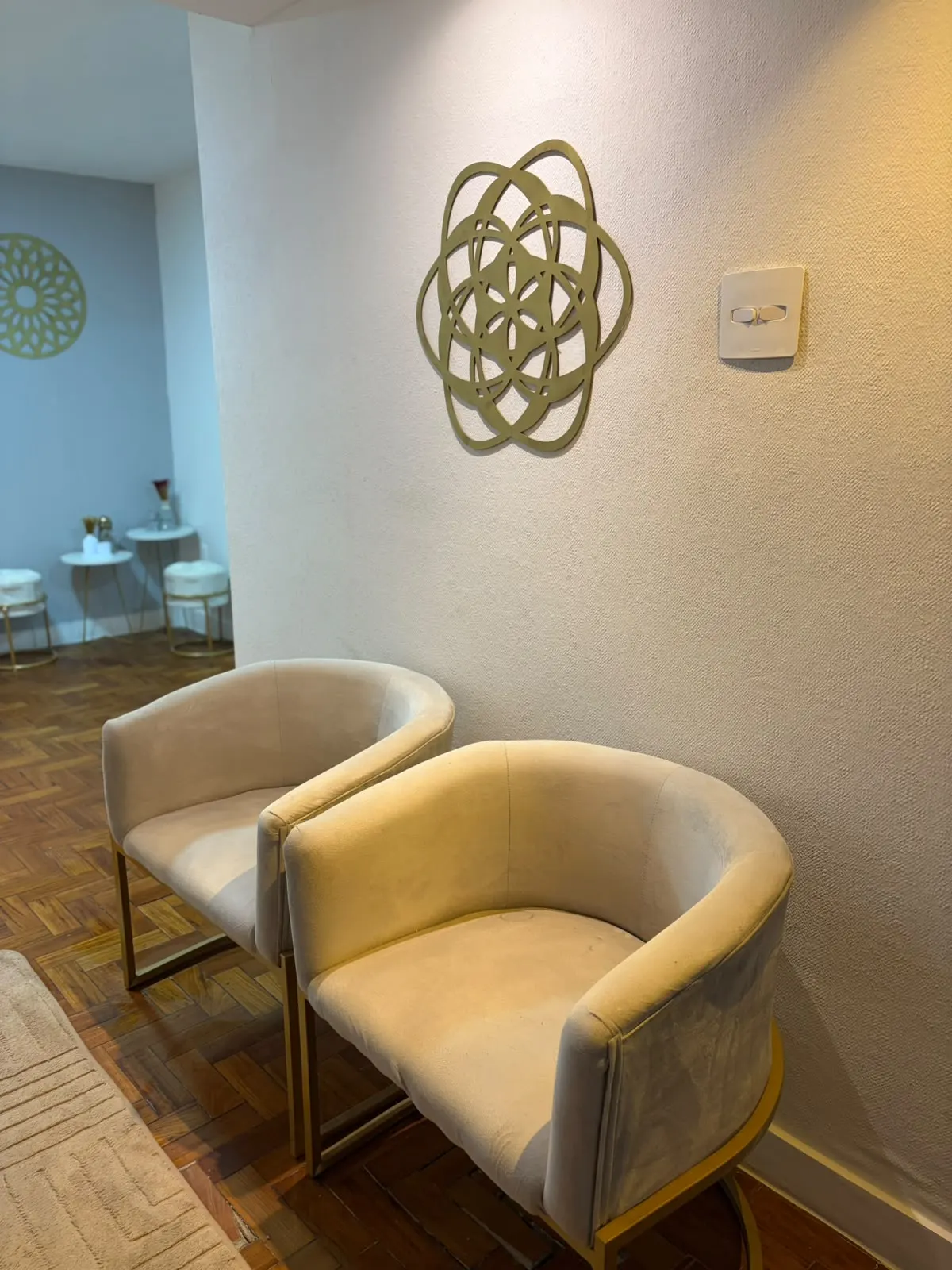 Poltronas de espera com mandala dourada