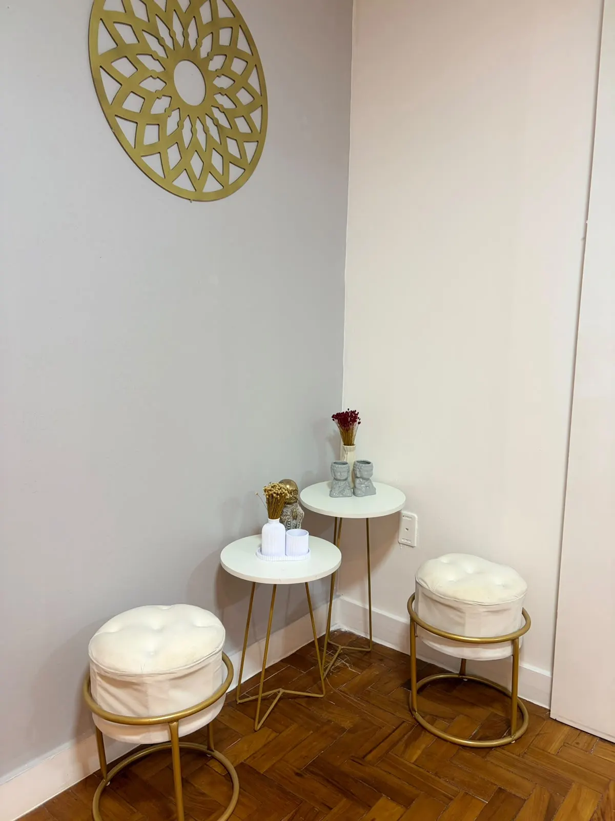 Cantinho decorado com banquinhos e vasos